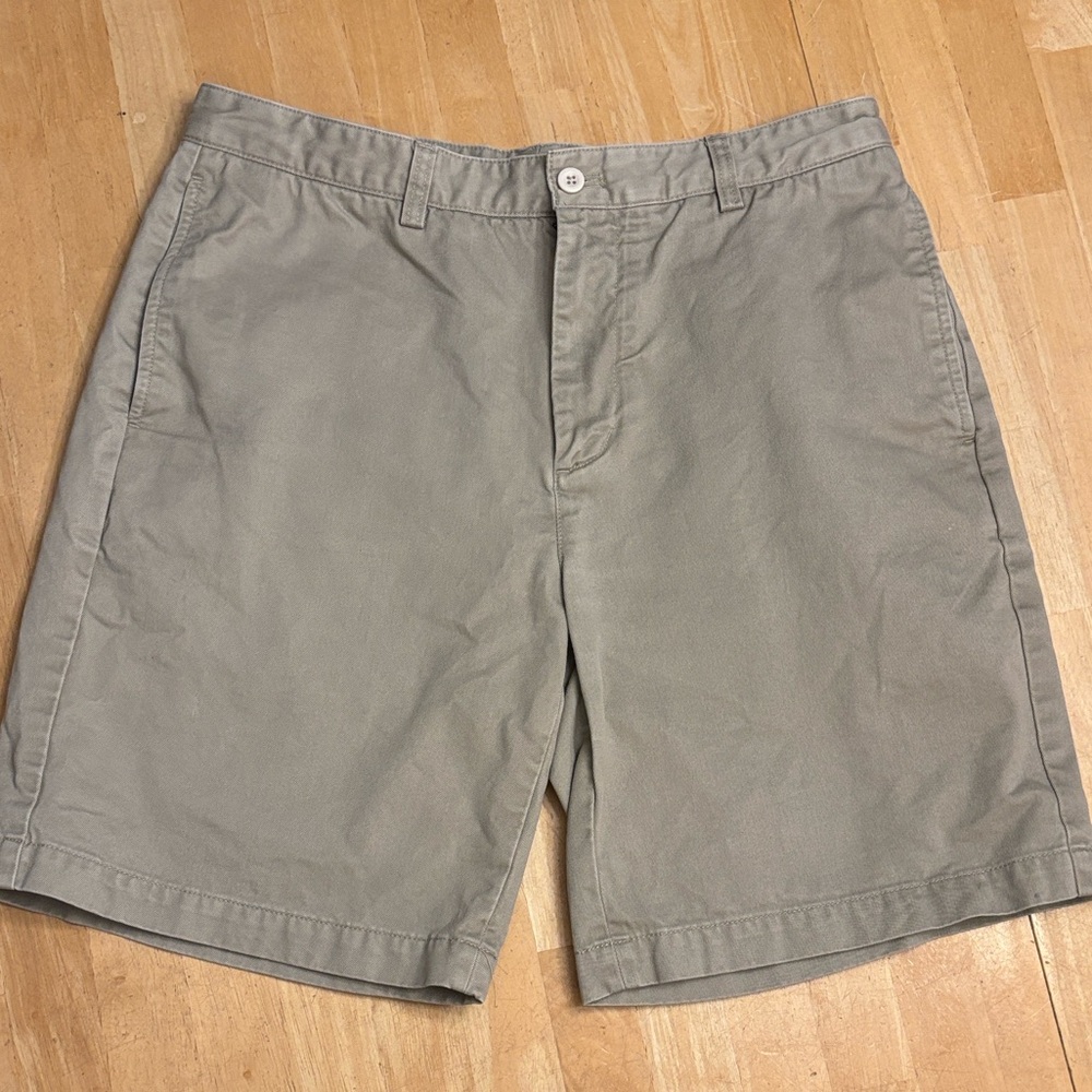 Vineyard Vines beige Men's Flat Front  Club Shorts 33